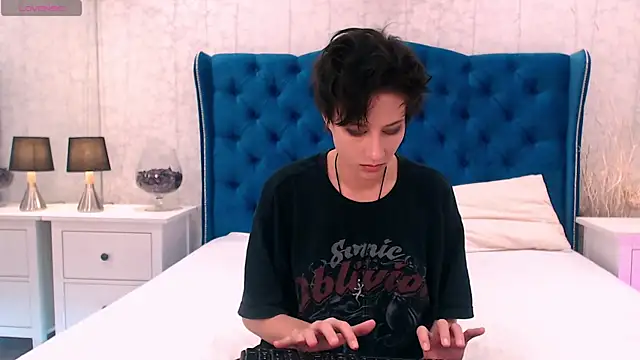 Snapshot of via_mayer_ chatting on 09/18/25, 07:05 via mayer online show from 09/18/25, 07:05