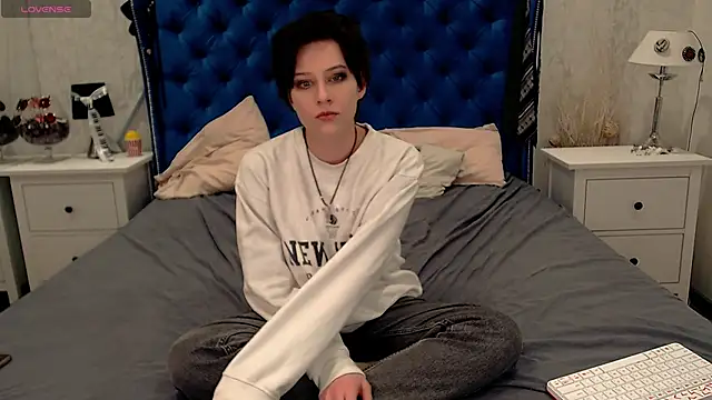 via mayer  online show from 12/17/25, 07:53