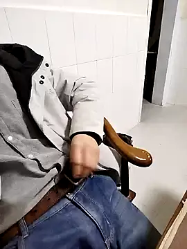 Snapshot of swg176 chatting on 01/26/25, 12:11 swg176 online show from 01/26/25, 12:11