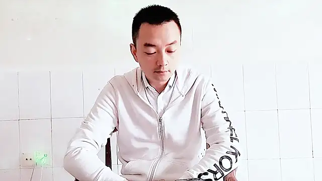 Snapshot of swg176 chatting on 09/26/25, 01:42 swg176 online show from 09/26/25, 01:42