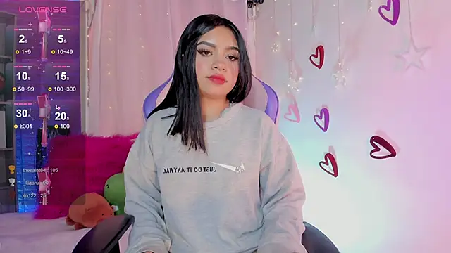 Snapshot of emma_soffia_ chatting on 03/07/25, 08:55 emma soffia  online show from 03/07/25, 08:55