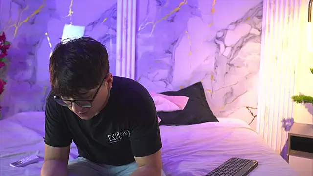 Snapshot of vanilla_hot chatting on 11/04/25, 01:32 vanilla hot online show from 11/04/25, 01:32