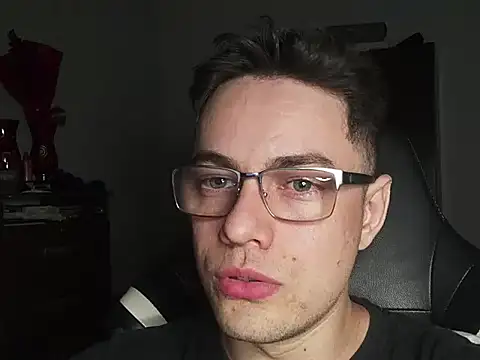 Snapshot of Dyllan__ chatting on 10/22/25, 02:56 Dyllan online show from 10/22/25, 02:56