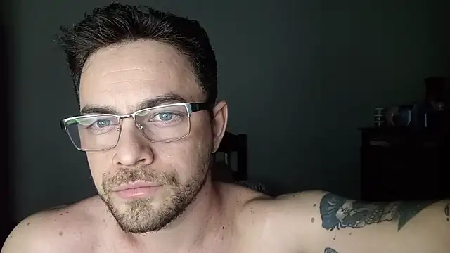 Snapshot of Dyllan__ chatting on 06/17/26, 12:57 Dyllan online show from 06/17/26, 12:57