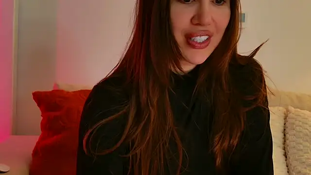 Snapshot of GoddessRoxana chatting on 12/18/25, 01:17 GoddessRoxana online show from 12/18/25, 01:17