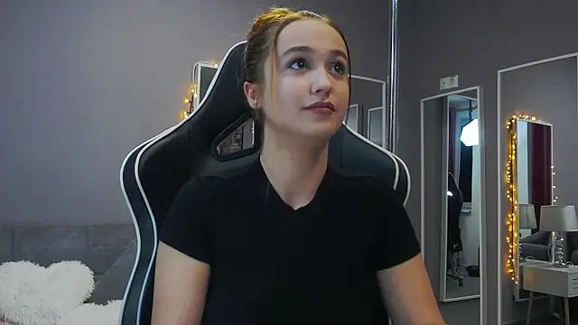 Snapshot of Eva_Lovvia_ chatting on 01/22/25, 06:31 Eva Lovvia  online show from 01/22/25, 06:31