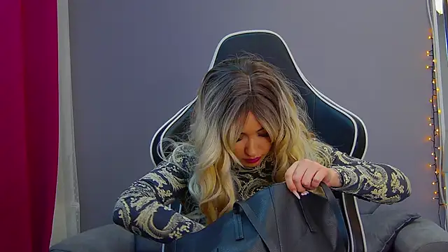 Snapshot of Eva_Lovvia_ chatting on 02/24/25, 07:52 Eva Lovvia  online show from 02/24/25, 07:52