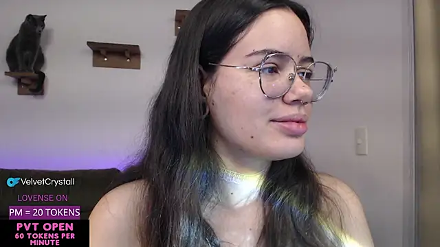 Snapshot of crystalll_room chatting on 09/26/25, 03:54 crystalll room online show from 09/26/25, 03:54