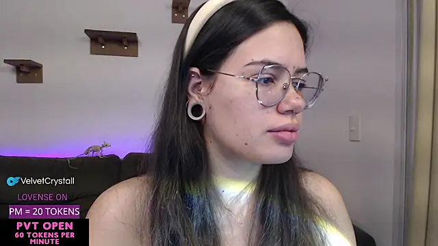 Snapshot of crystalll_room chatting on 10/01/25, 05:57 crystalll room online show from 10/01/25, 05:57