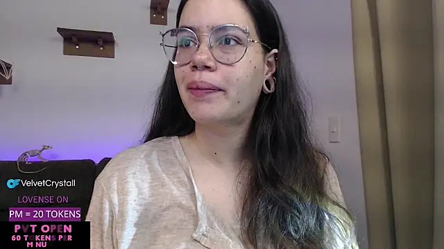 Snapshot of crystalll_room chatting on 10/19/25, 06:47 crystalll room online show from 10/19/25, 06:47