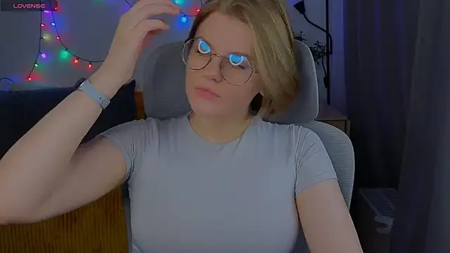 Snapshot of _JessieVibes chatting on 11/12/25, 01:00 JessieVibes online show from 11/12/25, 01:00