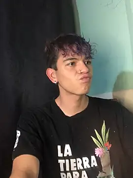 Snapshot of Mickey_Magic chatting on 01/18/25, 06:34 Mickey Magic online show from 01/18/25, 06:34