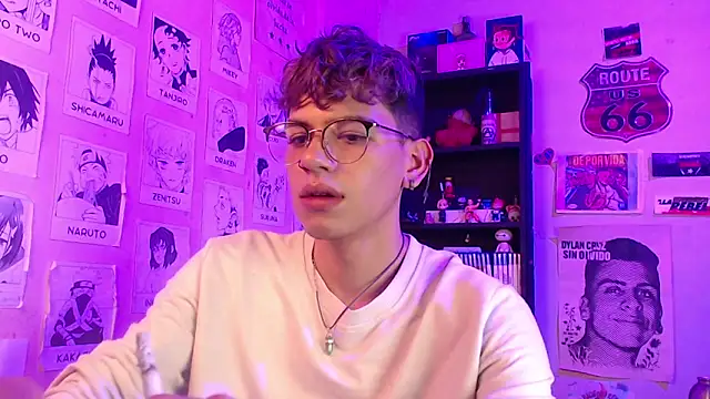 Snapshot of Mickey_Magic chatting on 02/02/25, 08:35 Mickey Magic online show from 02/02/25, 08:35