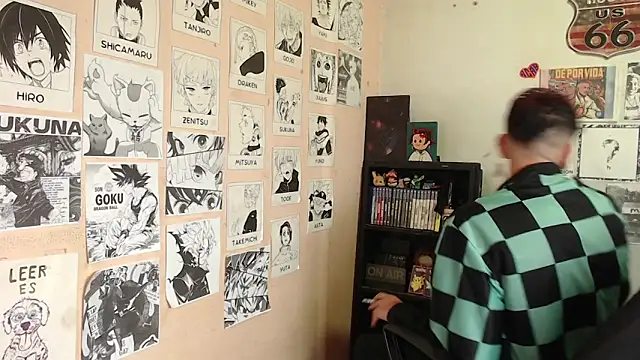 Snapshot of Mickey_Magic chatting on 03/08/25, 07:27 Mickey Magic online show from 03/08/25, 07:27