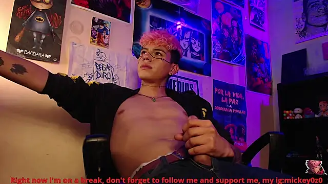 Snapshot of Mickey_Magic chatting on 11/18/25, 02:43 Mickey Magic online show from 11/18/25, 02:43