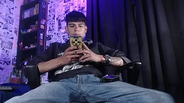 Snapshot of Mickey_Magic chatting on 11/20/25, 04:34 Mickey Magic online show from 11/20/25, 04:34