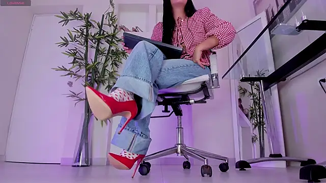 hannah howeell   online show from 12/22/25, 10:01