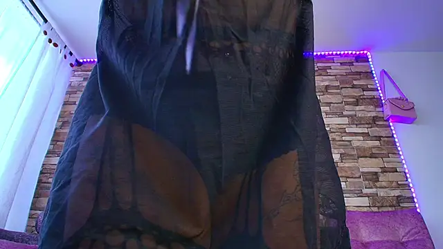 Snapshot of MiaFlamesxxx chatting on 11/04/25, 09:14 MiaFlamesxxx online show from 11/04/25, 09:14