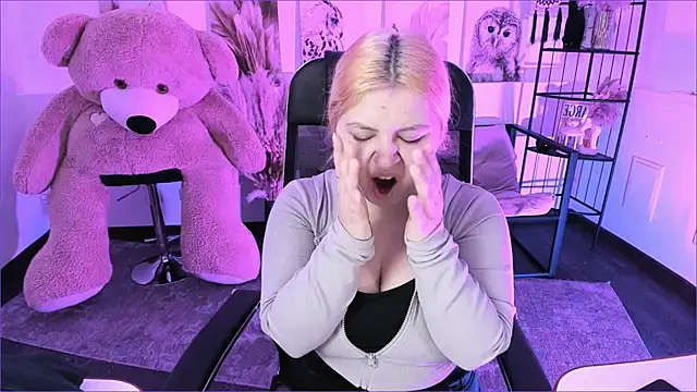 DiaAngell online show from 11/30/25, 06:12