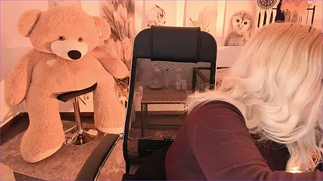 DiaAngell online show from 12/19/25, 07:43