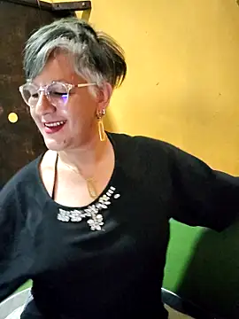 ilonna2025 online show from 04/17/26, 10:57