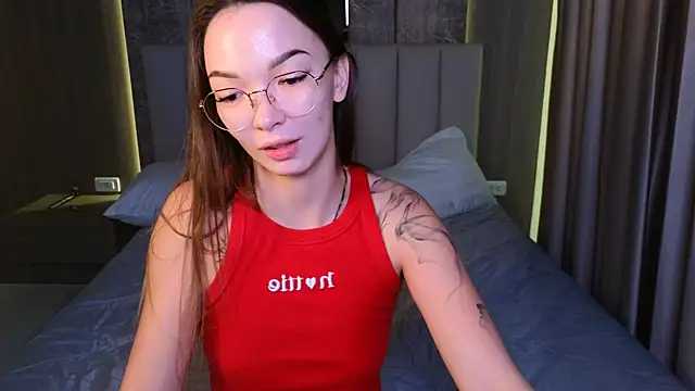 Snapshot of SusannJohnson chatting on 04/25/26, 12:35 SusannJohnson online show from 04/25/26, 12:35