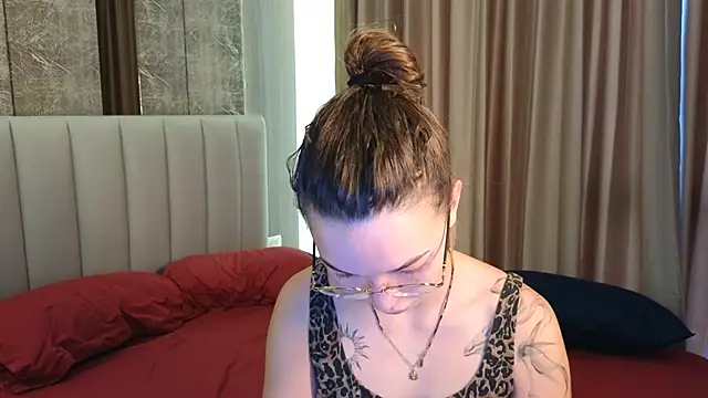 Snapshot of SusannJohnson chatting on 05/17/26, 12:08 SusannJohnson online show from 05/17/26, 12:08