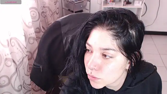 Snapshot of sharonnleon chatting on 05/26/26, 02:13 sharonnleon online show from 05/26/26, 02:13