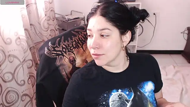 Snapshot of sharonnleon chatting on 05/27/26, 01:41 sharonnleon online show from 05/27/26, 01:41
