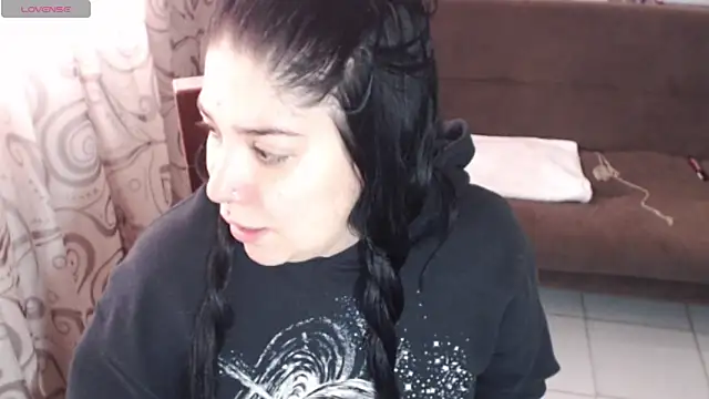 Snapshot of sharonnleon chatting on 06/05/26, 01:39 sharonnleon online show from 06/05/26, 01:39