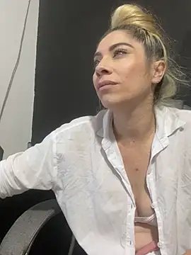 viktoria davis  online show from 03/15/25, 01:19