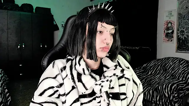 roxy toxic online show from 12/16/25, 01:54