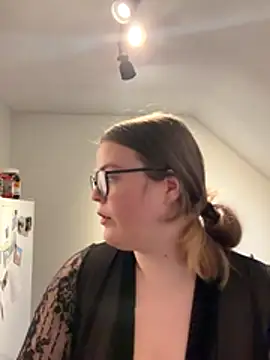 Snapshot of EveBaker04 chatting on 11/04/25, 04:17 EveBaker04 online show from 11/04/25, 04:17