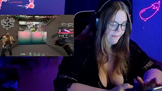 Snapshot of EveBaker04 chatting on 12/18/25, 08:15 EveBaker04 online show from 12/18/25, 08:15