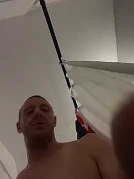 Snapshot of biggzee6 chatting on 10/25/25, 04:42 biggzee6 online show from 10/25/25, 04:42