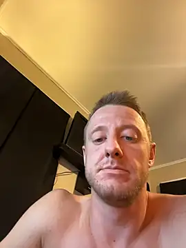 Snapshot of biggzee6 chatting on 10/30/25, 04:03 biggzee6 online show from 10/30/25, 04:03