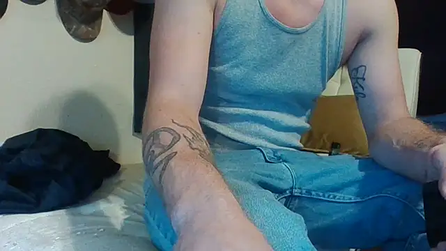 Snapshot of biggzee6 chatting on 12/01/25, 10:04 biggzee6 online show from 12/01/25, 10:04