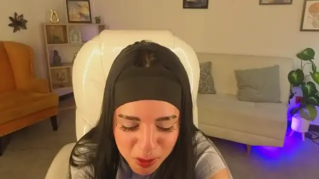 Nicole Foxx  online show from 11/12/25, 07:57