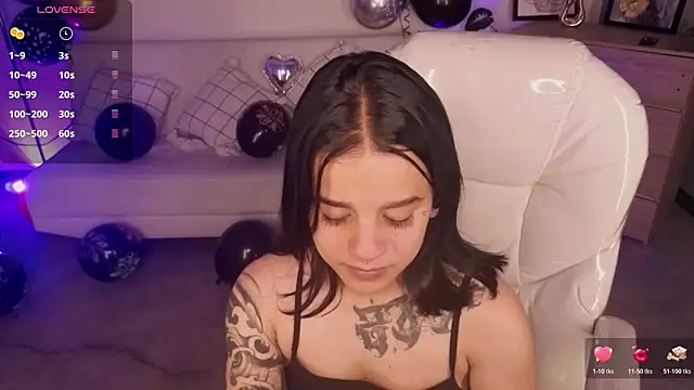 Nicole Foxx  online show from 04/17/26, 06:11