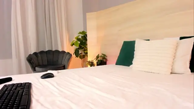 Snapshot of EllaWhiteX chatting on 05/29/26, 05:00 EllaWhiteX online show from 05/29/26, 05:00
