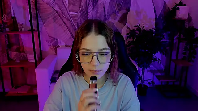 PamBeesly online show from 01/28/25, 02:31