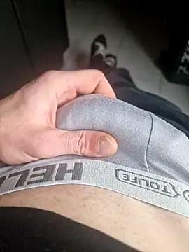 guilove5 online show from 02/02/25, 12:13