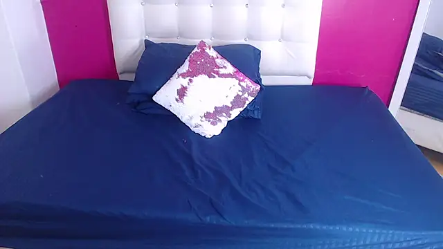 Snapshot of tinyy_whore18 chatting on 10/22/25, 04:07 tinyy whore18 online show from 10/22/25, 04:07