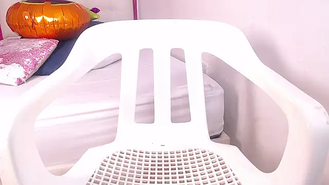 Snapshot of tinyy_whore18 chatting on 11/04/25, 03:44 tinyy whore18 online show from 11/04/25, 03:44