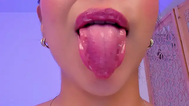 sophierooy22 online show from 01/13/25, 08:04