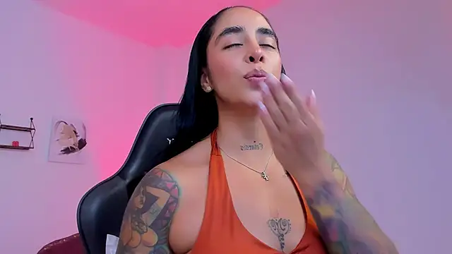 sophierooy22 online show from 02/05/26, 03:16