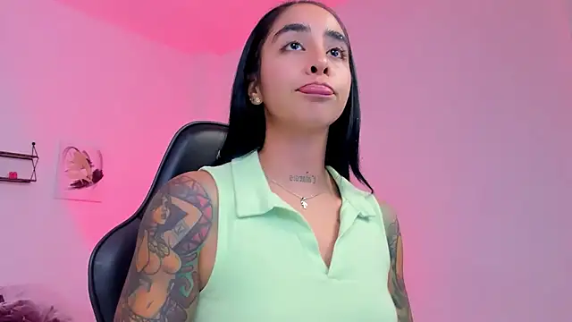 sophierooy22 online show from 03/18/26, 02:37