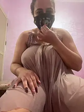 Snapshot of Lola-Sexxx chatting on 02/04/25, 12:11 Lola-Sexxx online show from 02/04/25, 12:11