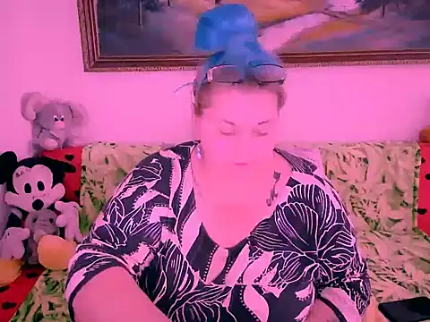 Snapshot of mayamayx chatting on 10/17/25, 11:02 mayamayx online show from 10/17/25, 11:02