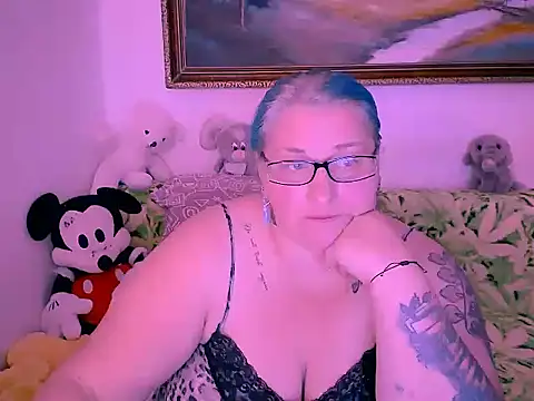 Snapshot of mayamayx chatting on 10/31/25, 02:51 mayamayx online show from 10/31/25, 02:51